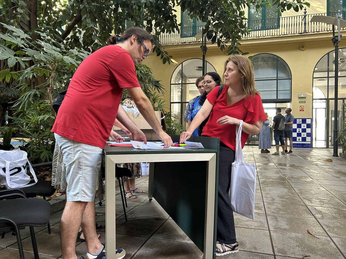 cobdcv's tweet photo. Tot a punt per a la #3JornadaBEVLC. Sota el lema “El futur és BE”, ressaltem la importància de les biblioteques i bibliotecaris/àries escolars en cada centre educatiu. D’ací a no res comencem!

https://t.co/p6Fl7HraRy

Et contem tot el que passe👇����

#COBDCV #ElFuturésBE https://t.co/TWINalDH8m