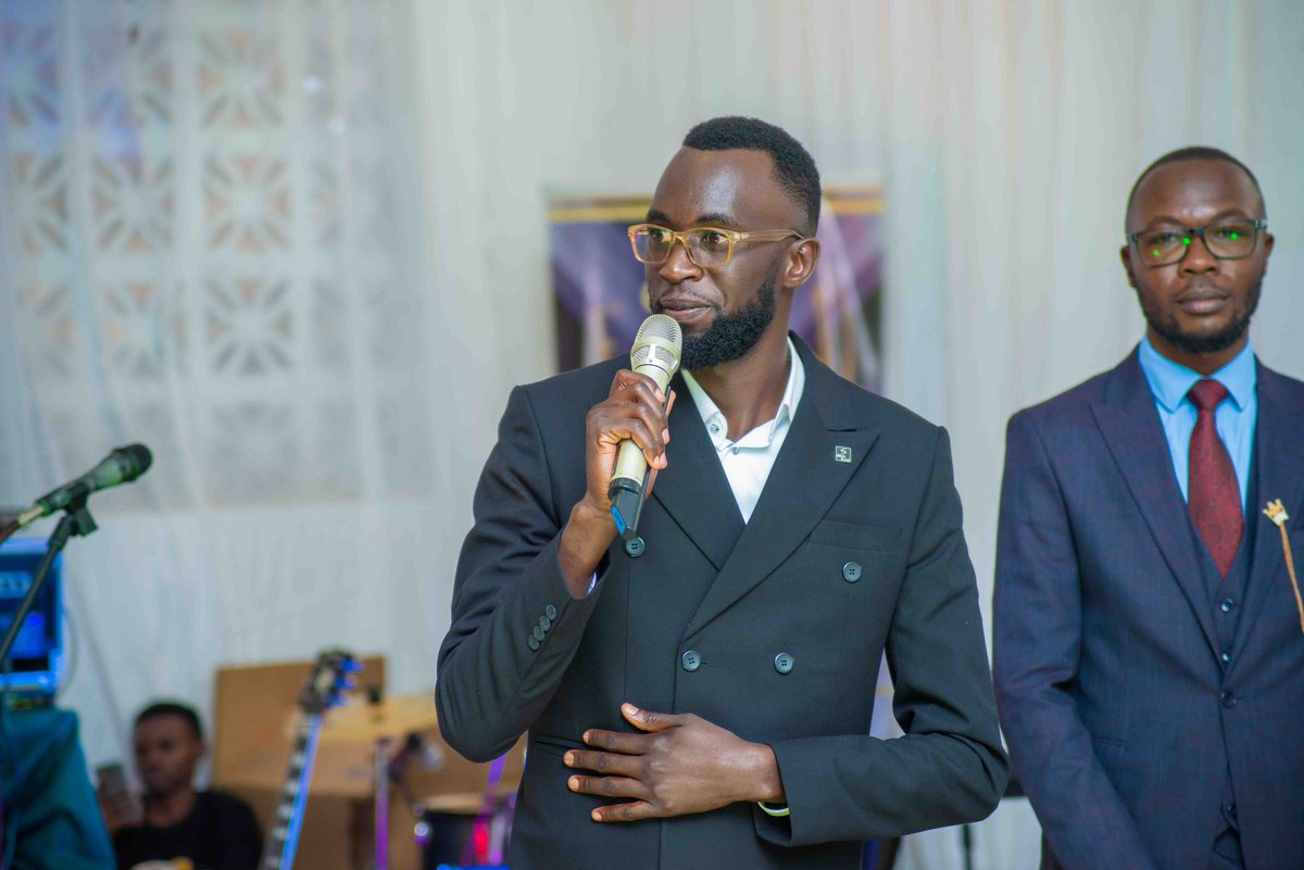 Omuge7's tweet photo. With my bodyguard @realbonaventure 😂😂
Just about #PafraInsta 
Dressed by @suits256 https://t.co/LVeyuqHLhq