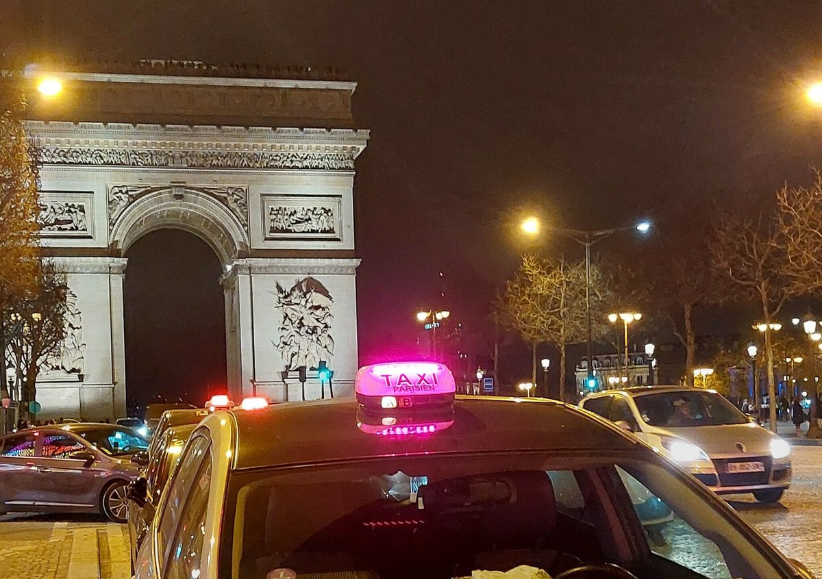 le_Parisien's tweet photo. 🔴Une fillette de 7 ans meurt renversée par un taxi sur les Champs-Élysées
➡️ https://t.co/FDZiCbzX1V https://t.co/xOfmJG9l5m