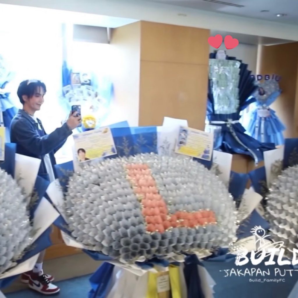 doy_dyo's tweet photo. I want to share this video & photo for memories on twitter timeline that our bouquet has arrived to @JakeB4rever 💙
It was appeared on @Build_FamilyFC youtube video here: https://t.co/KxVYekuRPF 😍
#colorfulBUILDday #buildcolorfulday #BuildJakapan #Beyourluve https://t.co/xWOpo5zzJm