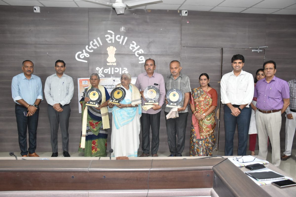 collectorjunag's tweet photo. આઝાદી કા અમૃત મહોત્સવ અંતર્ગત આજરોજ જુનાગઢ જિલ્લાના અનસંગ હિરો - સ્વાતંત્રતા સેનાની/સ્વાતંત્રતા સેનાનીના પરિવારજનો નો સન્માન કાર્યક્રમ યોજવામાં આવ્યો. @PMOIndia 
@CMOGuj @sanghaviharsh @RaghavjiPatel @InfoGujarat @JunagadhGog @sagofficialpage 
@revenuegujarat @DCsofIndia https://t.co/Xmdph7K0xO