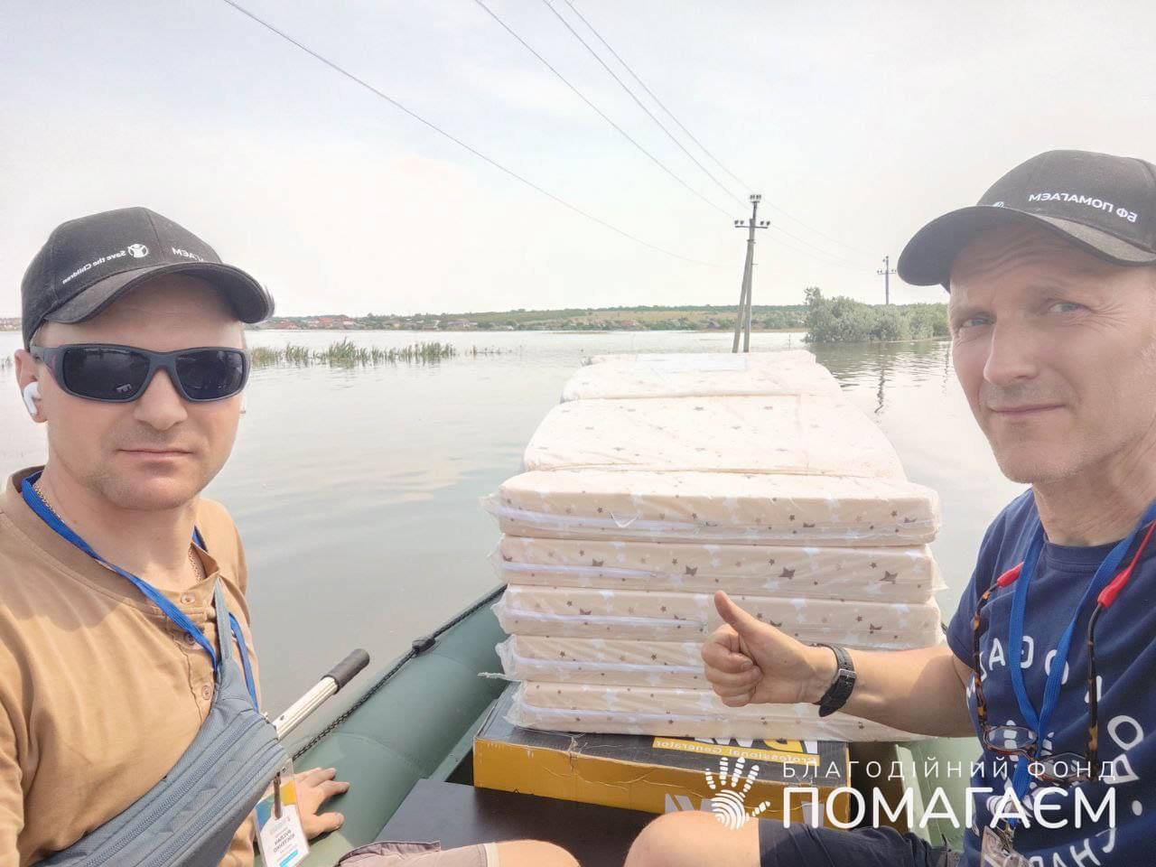 Волонтери із Дніпра допомагають родинам на Херсонщині