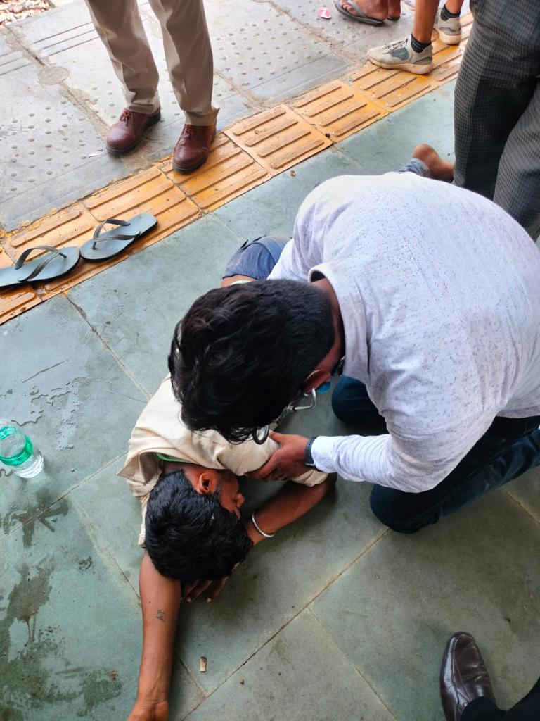 गुरु पूर्णिमा गोवर्धन मेले में आए एक तीर्थयात्री जिसको गोवर्धन स्टेशन पर हार्ट अटैक आया था टिकट चेकिंग कर्मचारियों द्वारा त्वरित सहायता और  प्राथमिक उपचार देकर यात्री की जान बचाई गई
<a href="/CPRONCR/">North Central Railway</a>