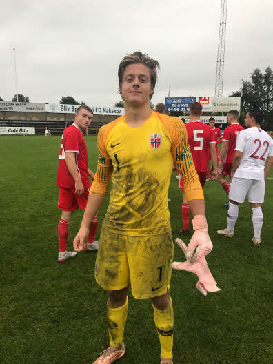 Rasmus Sandberg er 22 år, kaptein for Stjørdals-Blink, 3.keeper for Norge under U21-EM... og gjest i en liten episode av podden vår I kveld!

Har du et spm eller to? Fyr løs!