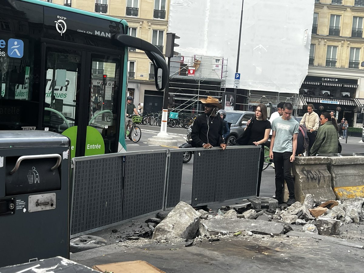 Travaux place du Havre : pas de signalisation piétons, pas de passage piétons aménagé. Travaux pas conformes. Les petites mamies marchent à 1cm des bus. Quand on appelle le service de la voirie on vous dit qu’il n’y a personne et on vous raccroche au nez. Cc: <a href="/egregoire/">Emmanuel Grégoire</a>