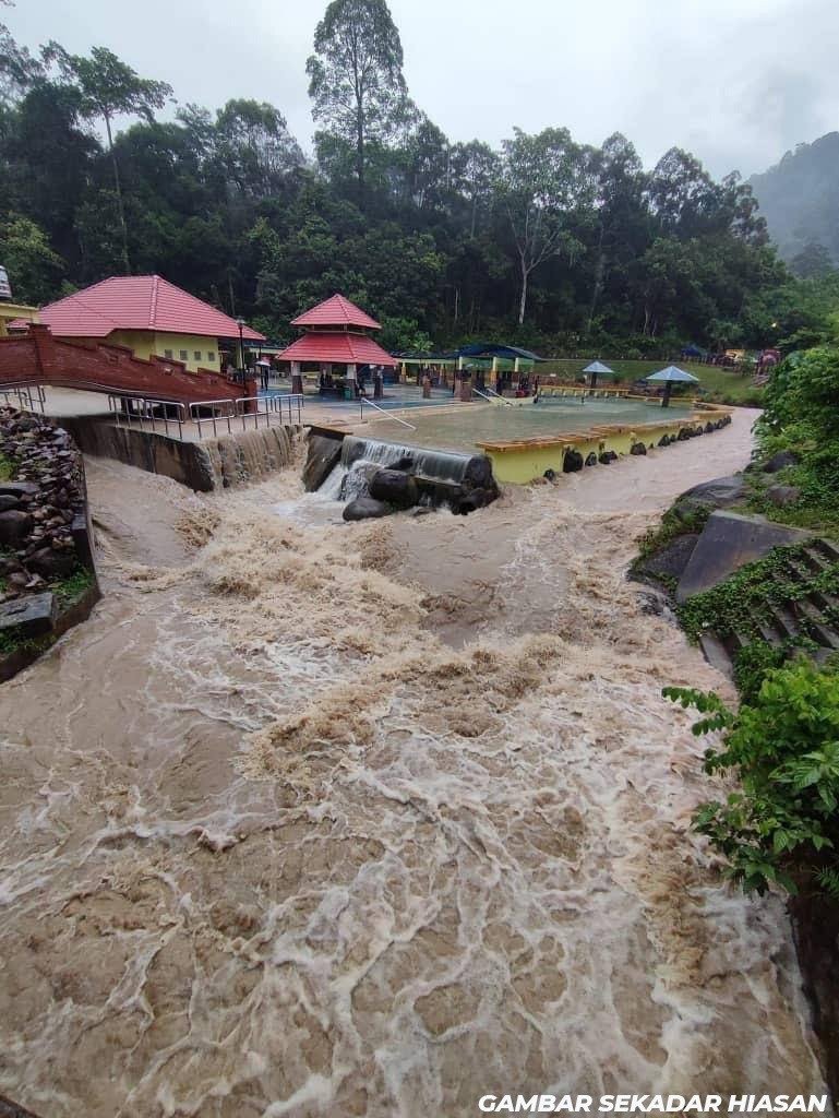 MySamudera's tweet photo. Berwaspada, Wajib Tahu 5 Tanda Awal Sebelum Terjadinya Kepala Air..

“Bila terjadinya tanda kepala air ini kita hanya ada lebih kurang 10 – 15 minit saja nak selamatkan diri itu pun bergantung kepada saiz sungai..”

Bebenang 🧵 https://t.co/H1R41Ka1lA