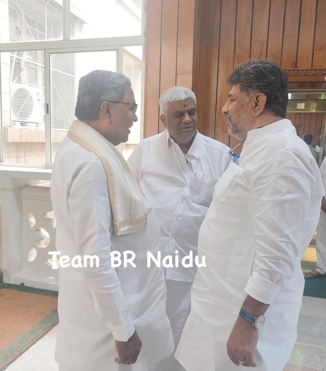 ವಿಧಾನಸಭೆ ಮೊಗಸಾಲೆ ಆವರಣದಲ್ಲಿ ಮಂಗಳವಾರ ಸಿಎಂ ಸಿದ್ದರಾಮಯ್ಯ, ಡಿಸಿಎಂ ಡಿ ಕೆ ಶಿವಕುಮಾರ್ ಅವರ ಜತೆ ಜೆಡಿಎಸ್ ಮುಖಂಡ, ಮಾಜಿ ಸಚಿವ ಎಚ್ ಡಿ ರೇವಣ್ಣ ಅವರ ಚರ್ಚೆ ಲಹರಿಯ ಪರಿ...