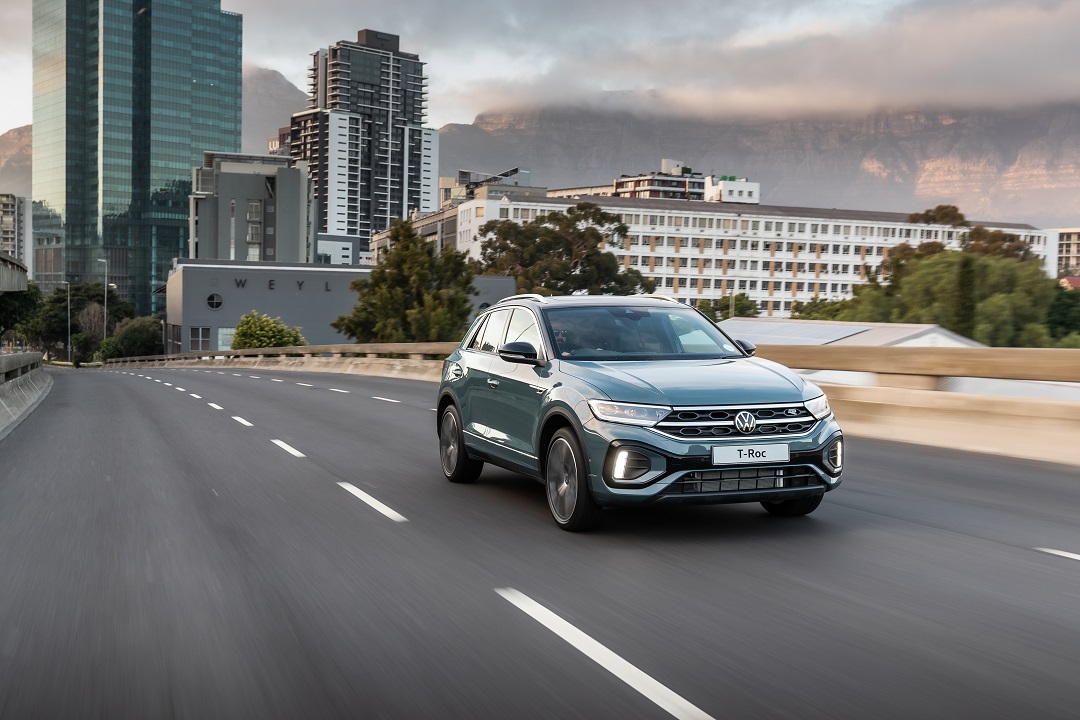VolkswagenSA's tweet photo. The T-Roc is here to Roc the city! 🏙️
Slick, modern and elegant: the T-Roc embraces the future.
Learn more – https://t.co/5zSWZ1N3fC.
#VolkswagenTRoc #VWTRoc #SUV #SUVToTheT #TheDriveToDefy #Volkswagen https://t.co/zNWrmOFfzP