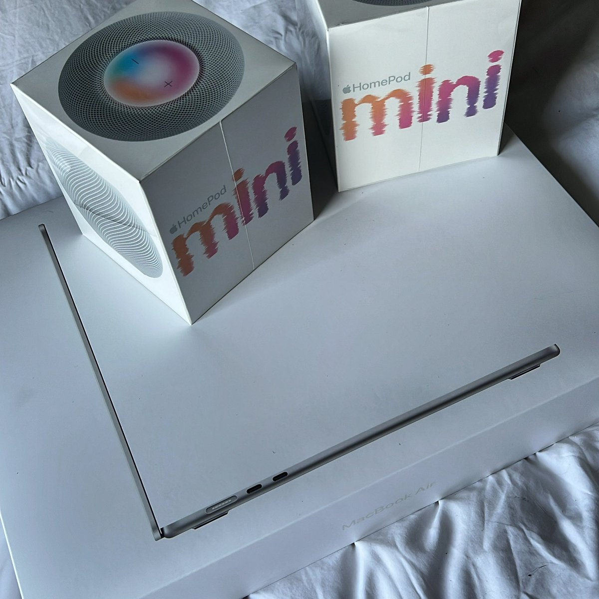 jimbouk1980's tweet image. Mmmm new apple smell… 🍎 #techgeek #AppleFanBoy