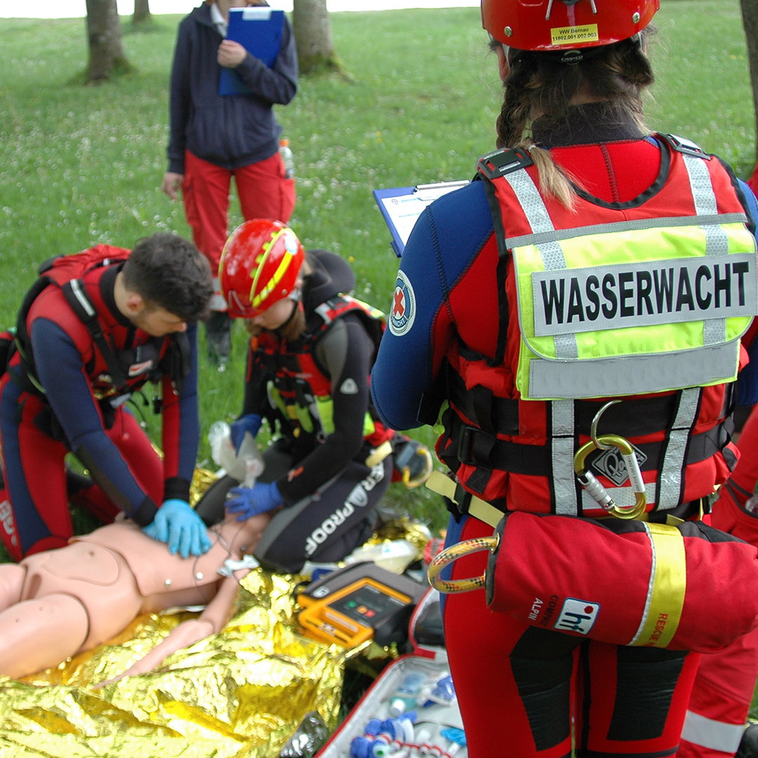 Die Rosenheimer Wasserwachtsortsgruppe bietet am 18.07. einen #Crashkurs für Erste-Hilfe-Maßnahmen bei #Notfällen am See an. Von 17 bis 21 Uhr an der #Wasserwachtstation des Happinger Ausee.
Die Teilnahme ist #kostenlos! Anmeldungen bis zum 14.07. unter Tel. 08031/3019-53