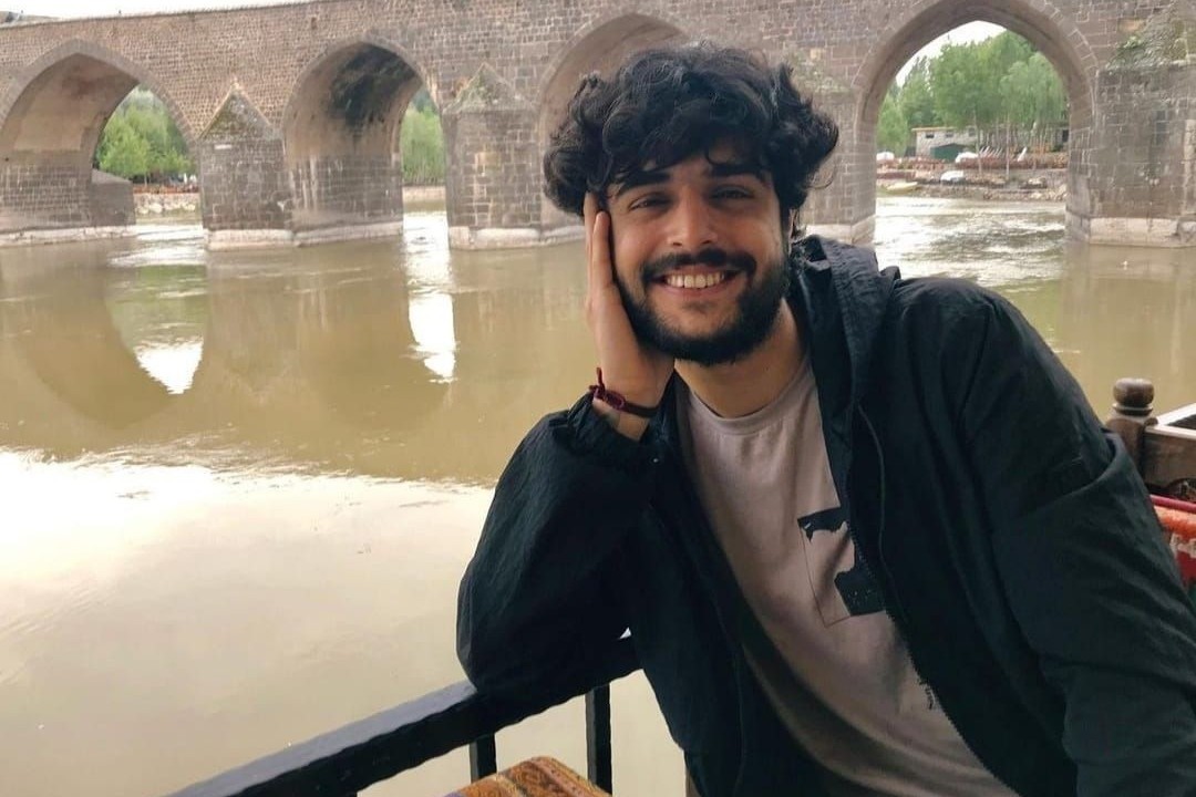 DFGDernegi's tweet photo. Gazeteci Kadir Bayram, evine yapılan polis baskınıyla gözaltına alındı. Gözaltı gerekçesi öğrenilemeyen Bayram, Diyarbakır Emniyet Müdürlüğü’ne götürüldü. https://t.co/URqNDJ6QxU