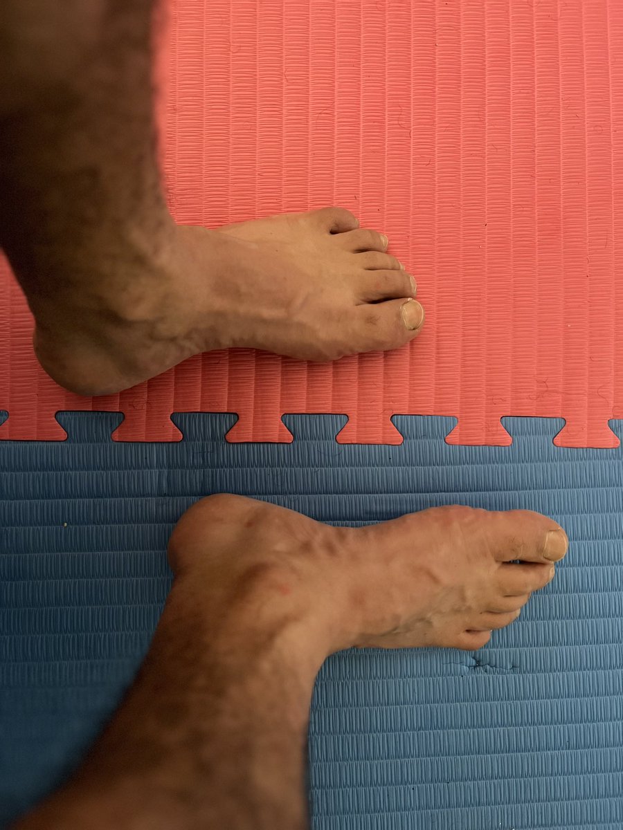 DdCadarn's tweet photo. ���🇧 In this heat my feet are even more sweaty after training. Kneel down and taste a real alpha male.
🇮🇹 Con questo caldo i miei piedi sono ancora più sudati dopo l’allenamento. Inginocchiati e assapori un vero maschio alpha.

#footfetish #feet #footfetishnation #soles #master https://t.co/08obJKS6ET