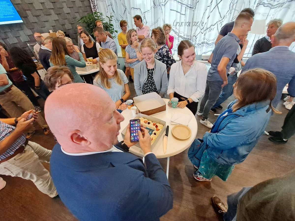 JeroenHaan1's tweet photo. De nieuwe #hoogheemraden van @HDSR_waterschap stellen zich voor aan en gaan in gesprek met de ambtelijke collega's. Nieuw college #DenH, #ZinIn
Onder genot van koffie/thee en lekker taartje https://t.co/XsTlS9zb0r