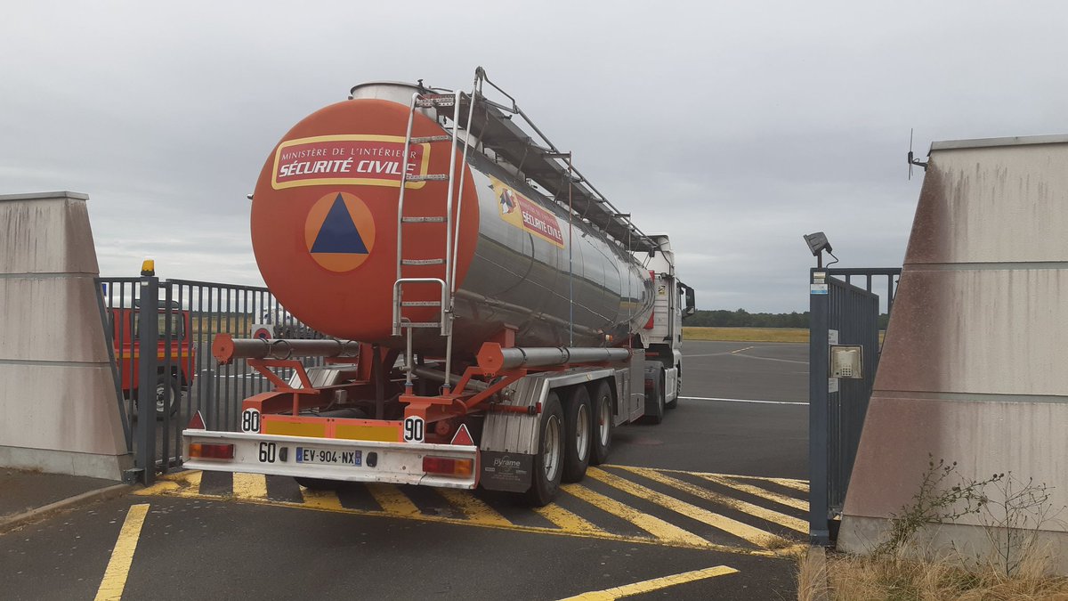 maisonneuve49's tweet photo. Arrivée de la station mobile de retardant à  @AeroportAngers. 
@SDIS_49 se prépare pour la saison feux de forêts 2023 #dash  @SecCivileFrance
@CozOuest #fdf https://t.co/mWFJJHa7Gn