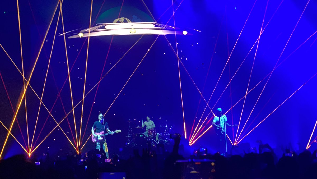 AmantCourtney's tweet photo. @blink182  best. Night. EVER🤘🏼🖤 https://t.co/pLravgCcjE