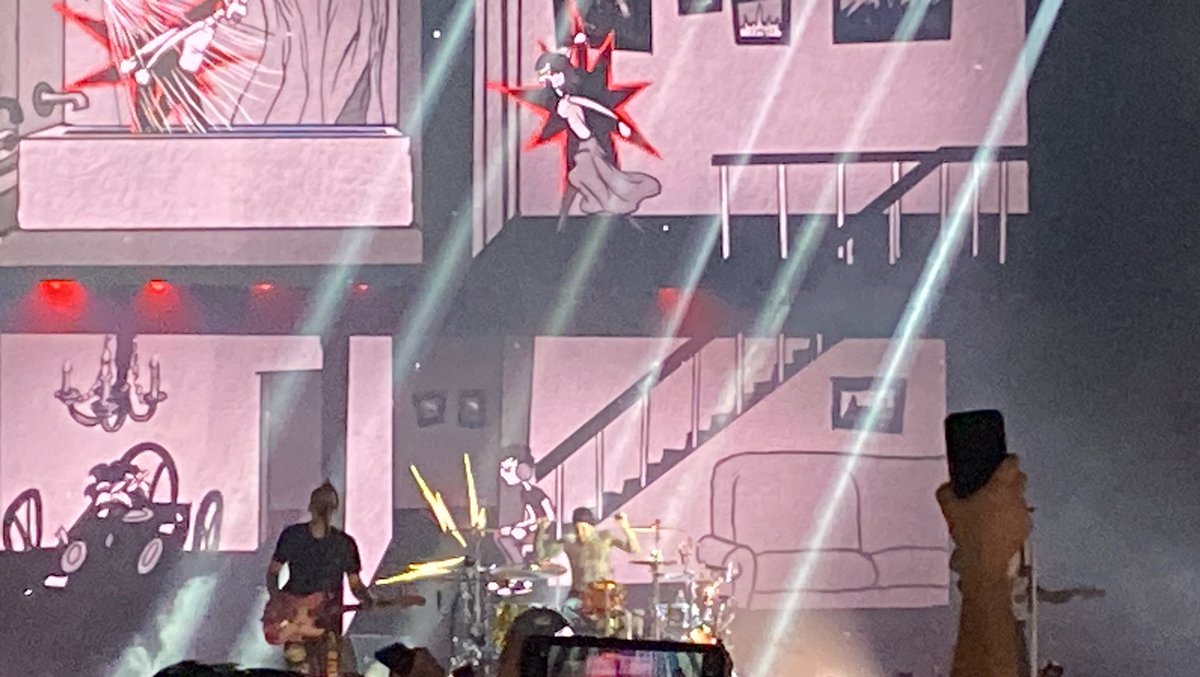 AmantCourtney's tweet photo. @blink182  best. Night. EVER🤘🏼🖤 https://t.co/pLravgCcjE