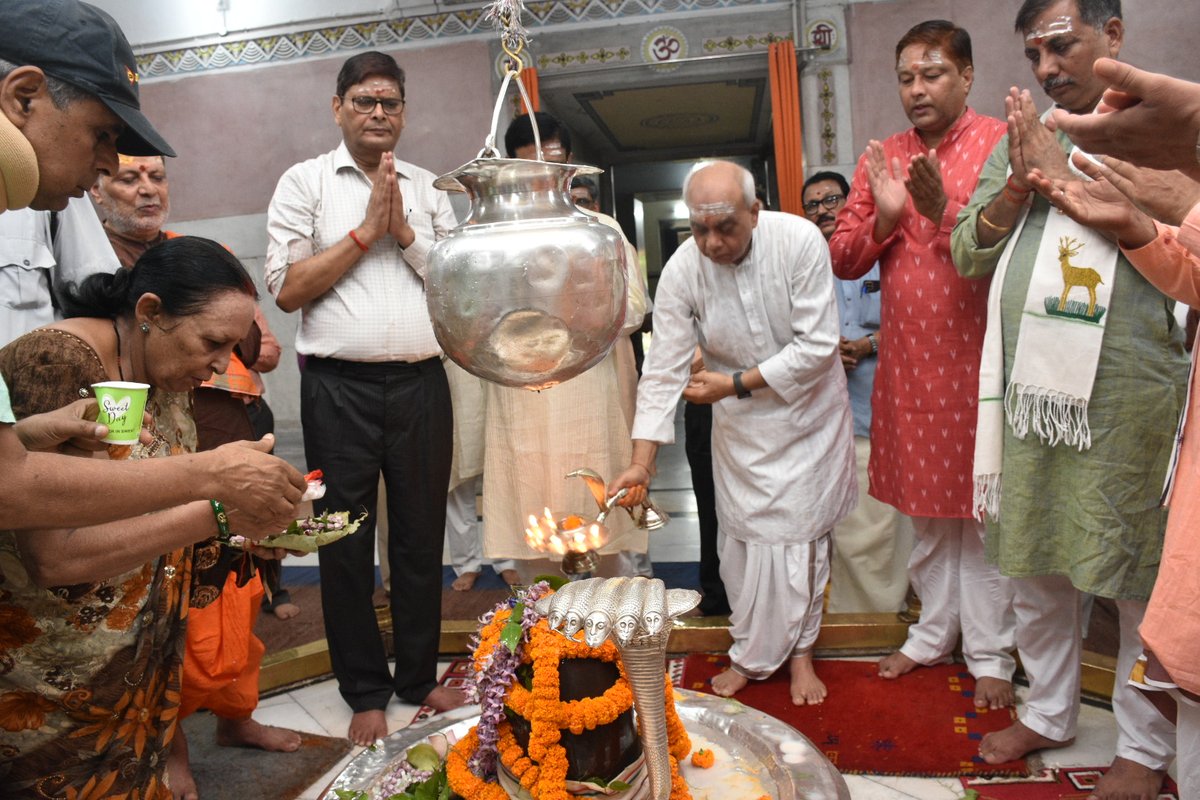 bhupro's tweet photo. नव शैक्षणिक सत्र 2023-24 के आरंभ पर काशी हिन्दू विश्वविद्यालय की परम्परानुसार परिसर स्थित श्री विश्वनाथ मंदिर में रुद्राभिषेक व आरती-पूजन किया गया। वैदिक मंत्रोच्चार के बीच नव सत्र के सभी के लिए शुभकारी व सुखद रहने की कामना की गई।
#BHU #BanarasHinduUniversity
#academicsession2023 https://t.co/0vlzcnImz0