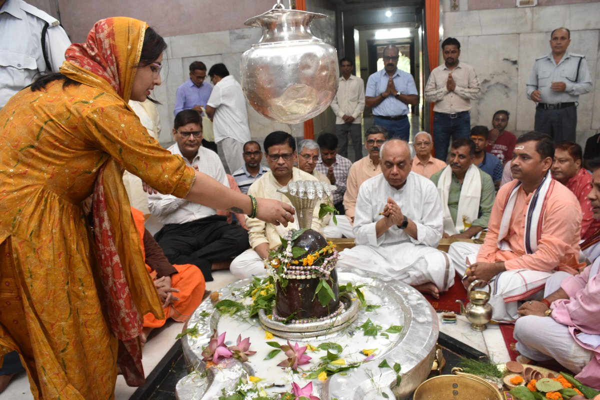 bhupro's tweet photo. नव शैक्षणिक सत्र 2023-24 के आरंभ पर काशी हिन्दू विश्वविद्यालय की परम्परानुसार परिसर स्थित श्री विश्वनाथ मंदिर में रुद्राभिषेक व आरती-पूजन किया गया। वैदिक मंत्रोच्चार के बीच नव सत्र के सभी के लिए शुभकारी व सुखद रहने की कामना की गई।
#BHU #BanarasHinduUniversity
#academicsession2023 https://t.co/0vlzcnImz0
