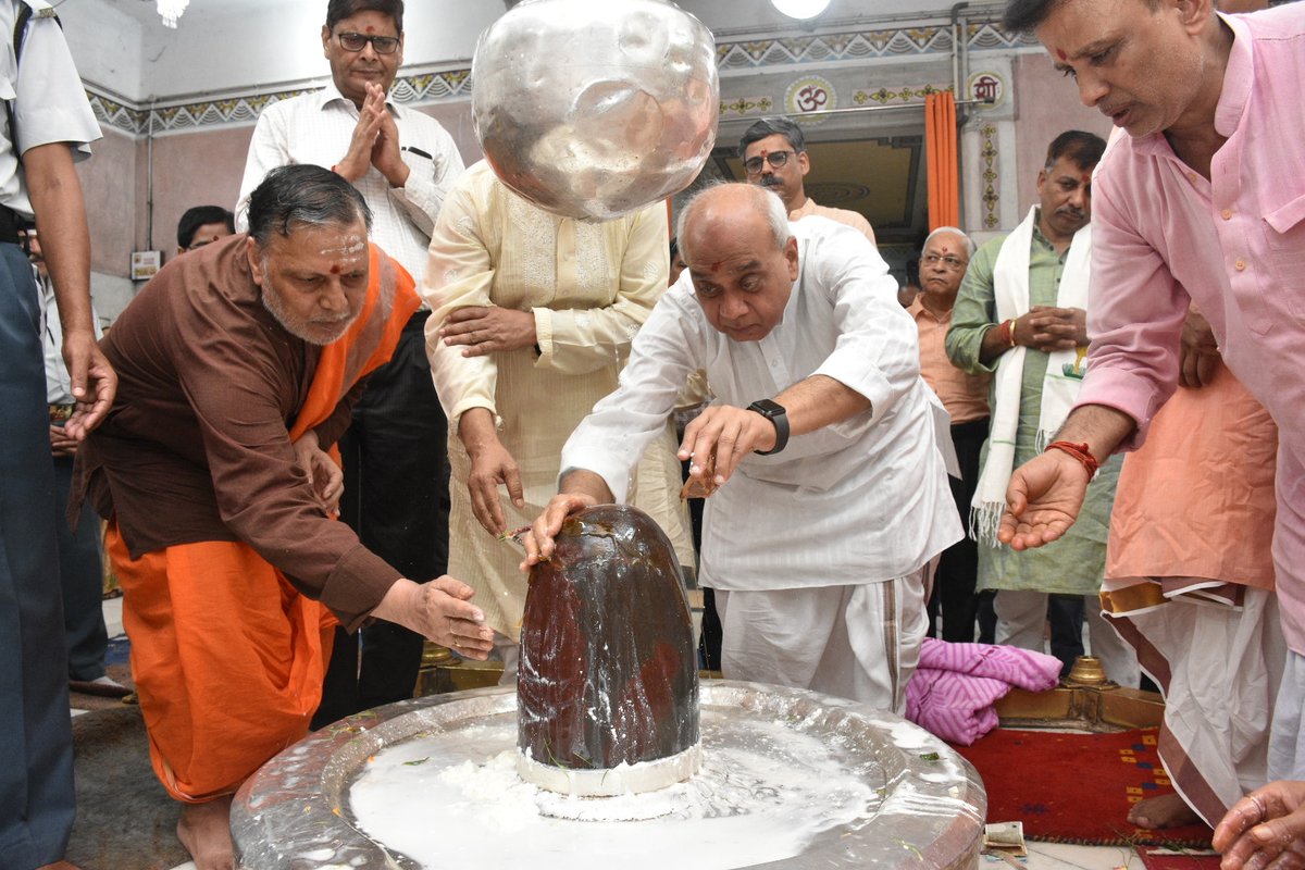 bhupro's tweet photo. नव शैक्षणिक सत्र 2023-24 के आरंभ पर काशी हिन्दू विश्वविद्यालय की परम्परानुसार परिसर स्थित श्री विश्वनाथ मंदिर में रुद्राभिषेक व आरती-पूजन किया गया। वैदिक मंत्रोच्चार के बीच नव सत्र के सभी के लिए शुभकारी व सुखद रहने की कामना की गई।
#BHU #BanarasHinduUniversity
#academicsession2023 https://t.co/0vlzcnImz0