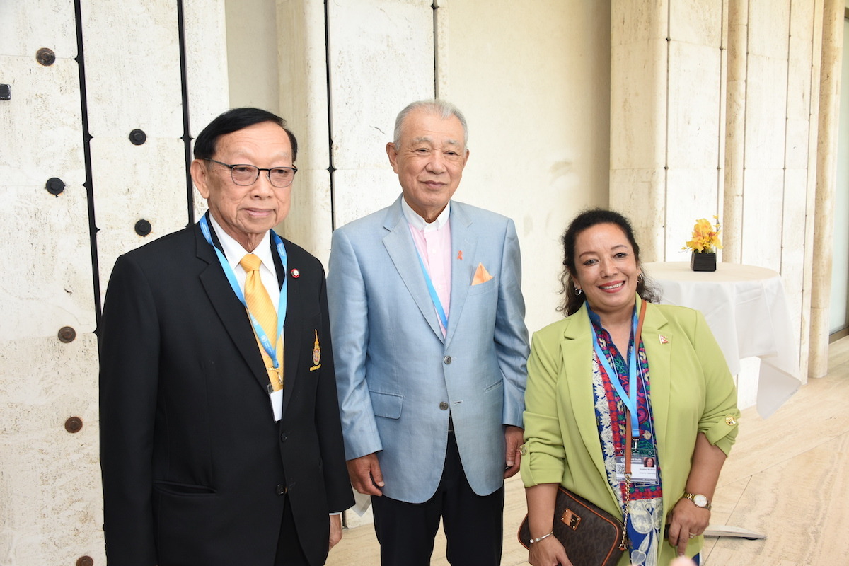 [Blog] 【Photo Diary】 (4) Visit to Geneva for the 76th World Health Assembly
With recipients of the 39th WHO Sasakawa Health Prize－Professor Vichai Tienthavorn (left) and Dr. Archana Amatya (right), executive director of the Nick Simons Institute.
blog.canpan.info/yoheisasakawa/…