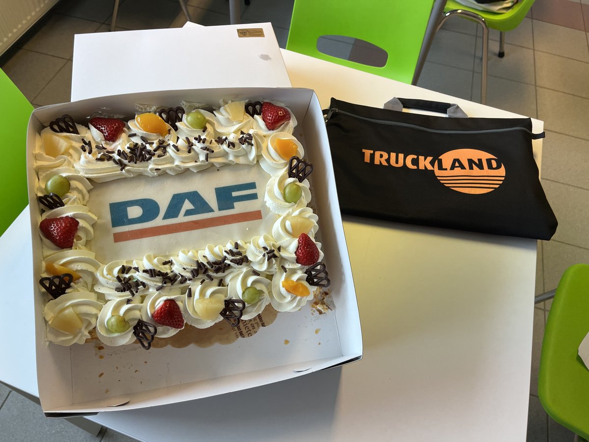 Truckland's tweet photo. Deze DAF LF 210 FA 16t met gesloten Plywood laadbak en laadklep, verzorgd door Jos Mulder Carrosserie in Bunnik, mochten wij afleveren aan Blycolin. Gefeliciteerd! 🍰
#DAF #DAFLF #trucks #Plywood #Blycolin https://t.co/u2e7O0rnJt