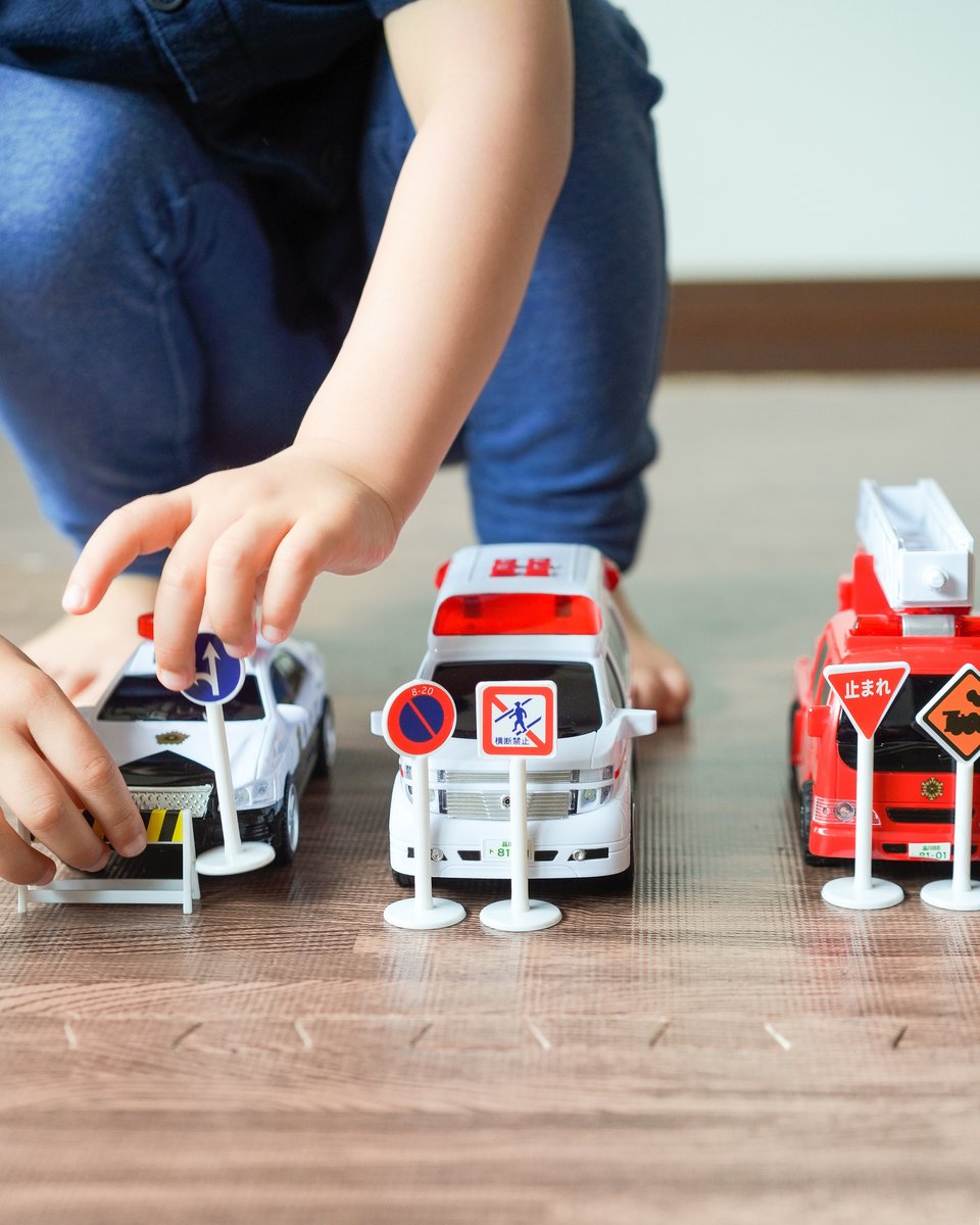 憧れの緊急車両が3台セットに！／ パトカー、救急車、消防車、標識の