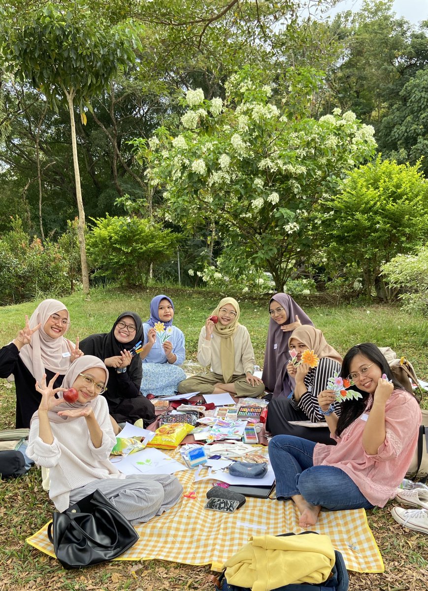 syahidahraya's tweet photo. went on a picnic and draw with fellow artists &amp; friends this morning 🎨🌷🍃🌱✨ super happy! 🫶🏼

@cheeseccke @__honeystars @dharastudio_ https://t.co/jQmVJknyT5