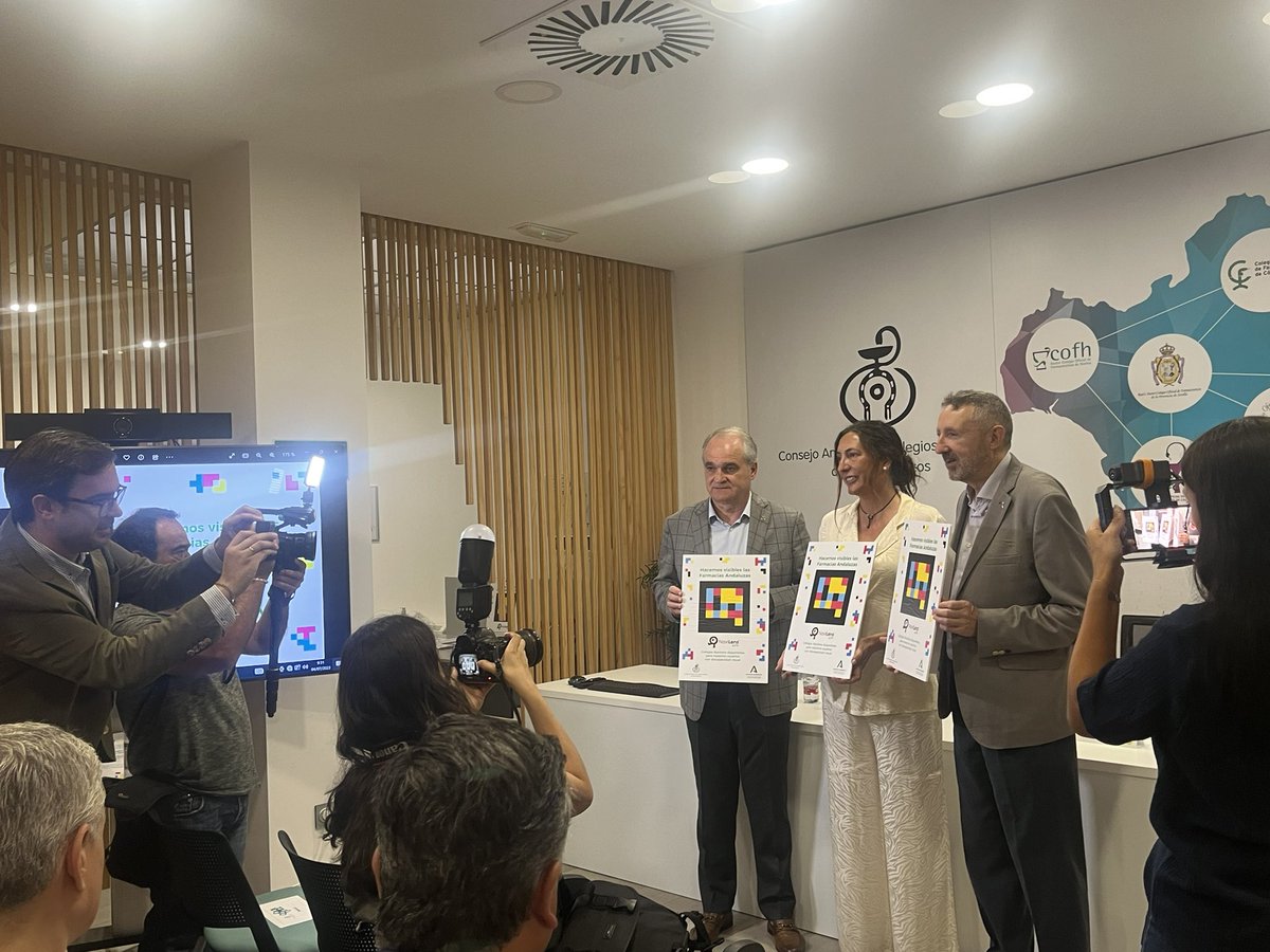 Las #farmacias andaluzas son a partir de hoy más accesibles para las personas con discapacidad visual. Presentamos junto a <a href="/loleslopez/">Loles López</a> y <a href="/ONCE_oficial/">ONCE</a> una #APP que reconoce códigos #Navilens (similar a QR pero en color) que se colocarán en la fachada de las farmacias.