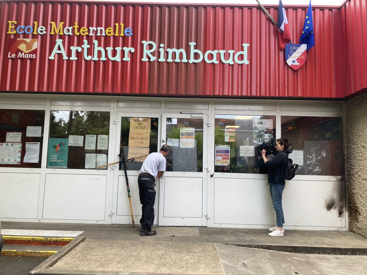 #emeutes au Mans cette nuit des émeutiers ont essayé de mettre le feu et cassé des vitres de l'école maternelle. Les institeurs et parents d'élèves réfléchissent à faire grève aujourd'hui. @sarthe