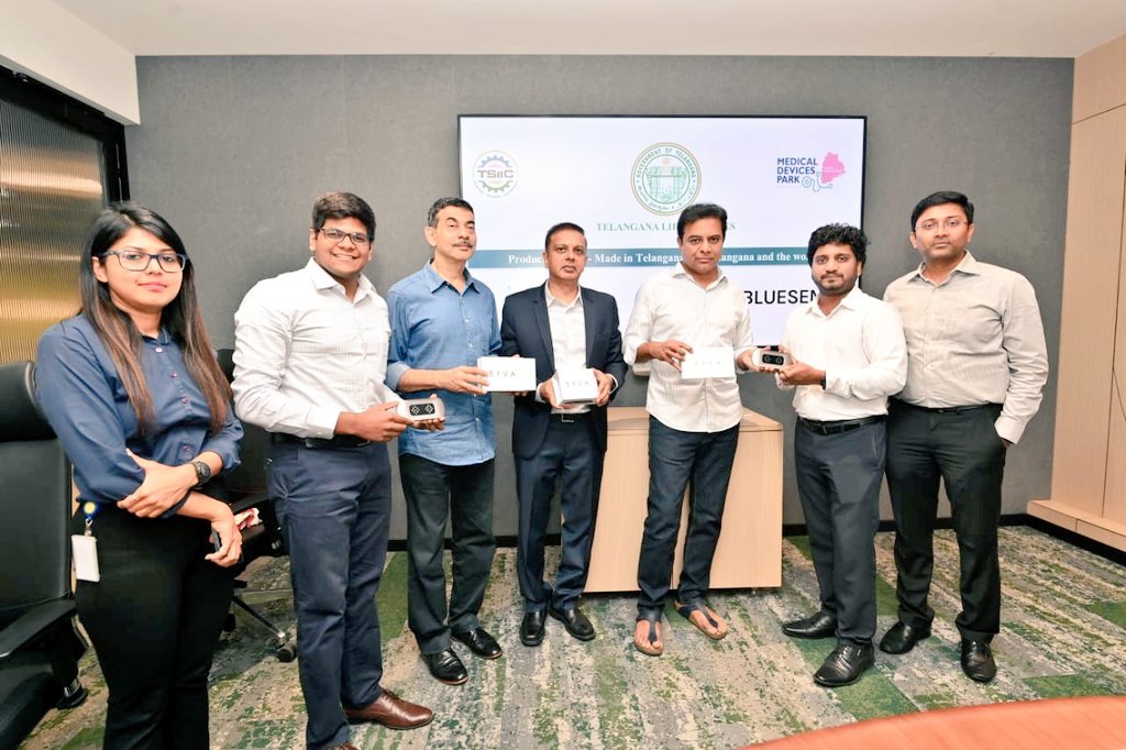 MinisterKTR's tweet photo. ‘Made in Telangana’ vision takes vibrant form. 

Medical Devices Park setup by the Government of Telangana has been producing world class medical products from Telangana, for Telangana and the world. 

Industries Minister @KTRBRS launched world-class, world’s first, ‘Made in Telangana’ innovative products by three homegrown companies; 
➡️ Huwel Life Sciences
➡️ EMPE Diagnostics and 
➡️ BlueSemi. 

➡️ Huwel Lifesciences developed Huwel UniAmp is India’s first device approved by the CDSCO with unique amplification process and sensitivity and specificity at par with RTPCR. And, they developed Hemomeasure and FerriQuant, which is India’s first Hemoglobin testing device and Semiquantitative LFA ferritin test.

➡️ EMPE Diagnostics launched their first of its kind in the word test kit for MDR-TB Rifampicin and Isoniazid along with controls

➡️ Blue Semi, a @THubHyd headquartered company, launched EYVA, world's first gadget that can measure 6 key vitals in just 60 seconds including non-invasive blood glucose (no prick/ no pain) with just a touch. 

#TremendousTelangana
#Telanganaleadslifesciences