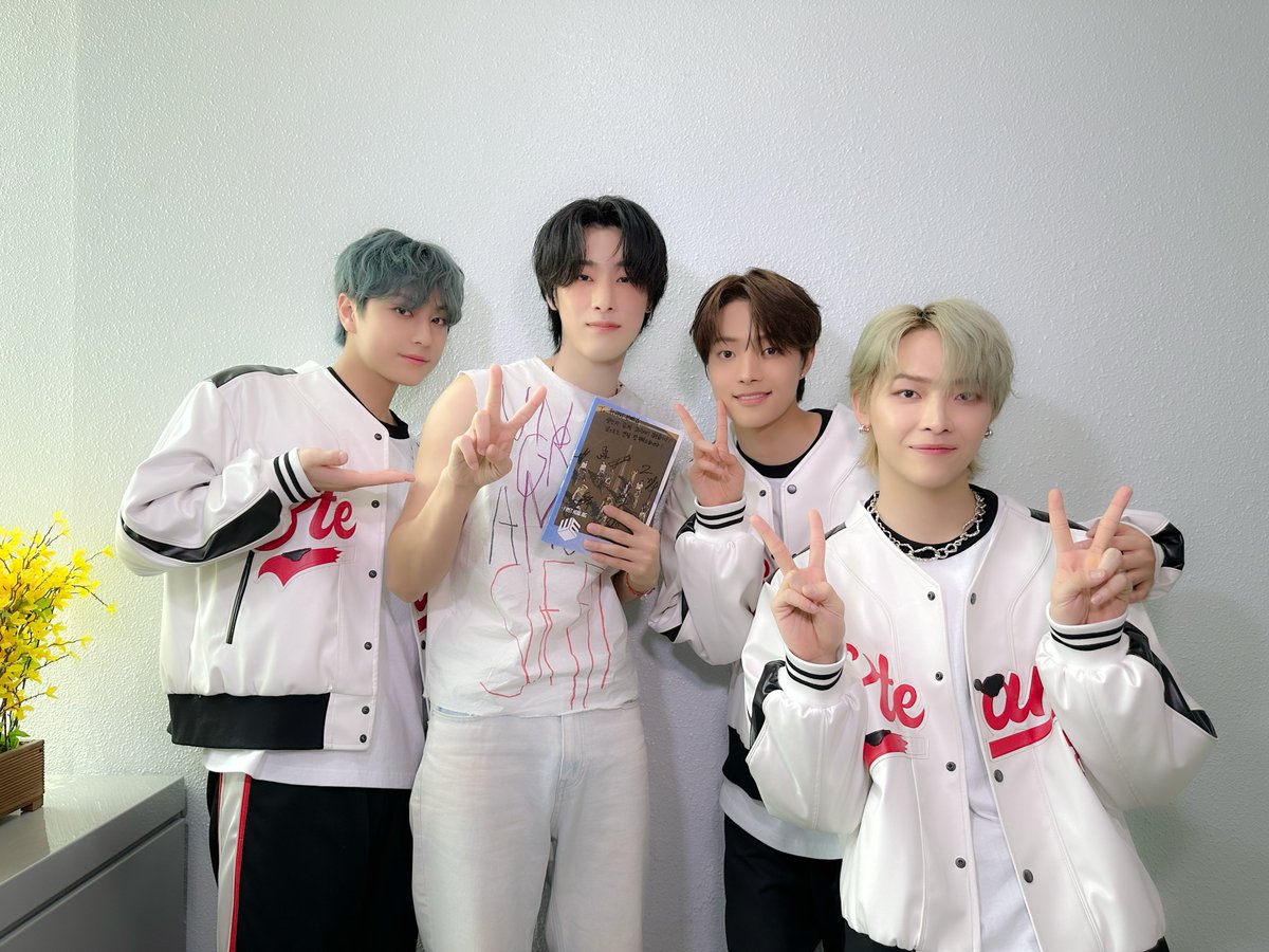 andTEAMofficial's tweet photo. 📸&amp;TEAM with WEi YOO YONGHAさん (@WEi__official)
@ #Inkigayo 

#WEi 
#andTEAM #앤팀 #EJ #NICHOLAS #TAKI https://t.co/5b4qZGiA18