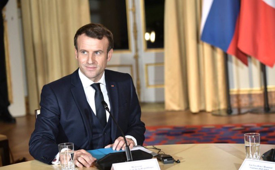 CerfiaFR's tweet photo. 🚨🇫🇷 FLASH | Suite aux dernières #émeutes dans le pays, le chef de l'État Emmanuel #Macron envisage de sanctionner « financièrement et facilement » les familles. 

👉 Il ajoute : « Une sorte de tarif minimum dès la première connerie ». https://t.co/RjVQMgm2IQ