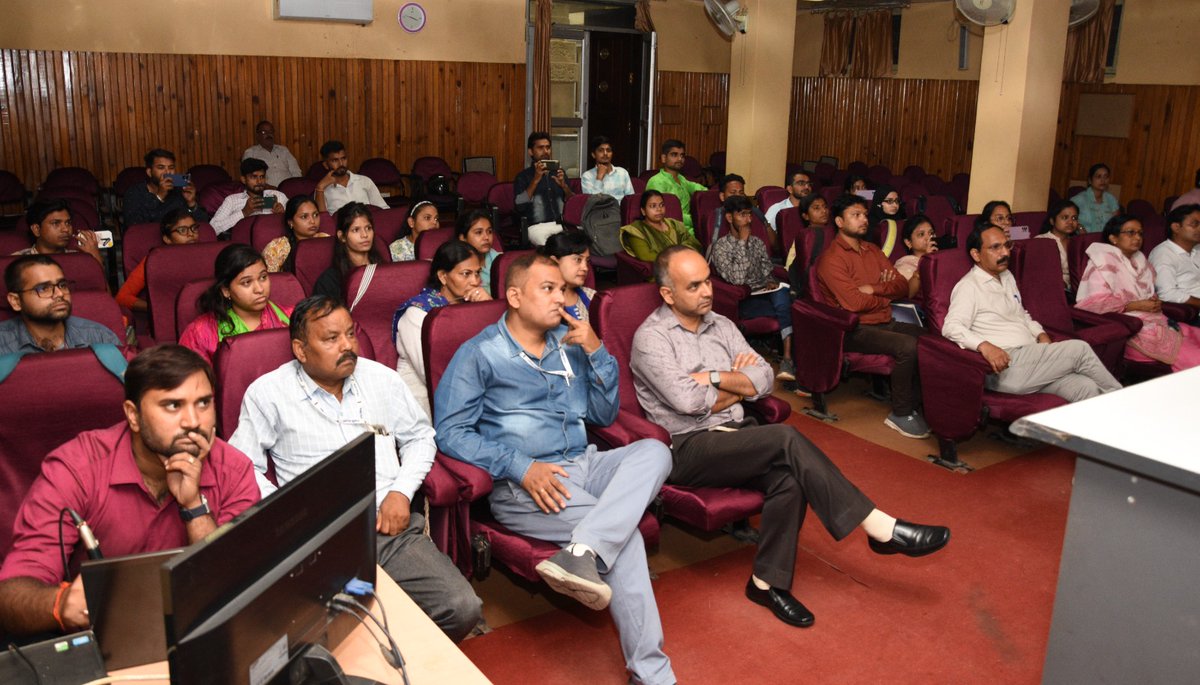 AllahabadMuseum's tweet image. संग्रहालय में जारी संरक्षण कार्यशाला में आज 3 जुलाई 2023 को डॉ.डी.के.वर्मा, अधीक्षण पुरा रसायनज्ञ ए.एस.आई. का व्याख्यान कार्बनिक कलाकृतियों के संरक्षण विषय पर सम्पन्न हुआ।
 #conservationworkshop  #myculturemypride #culturalheritage #MinistryOfCulture #AmritMahotsav