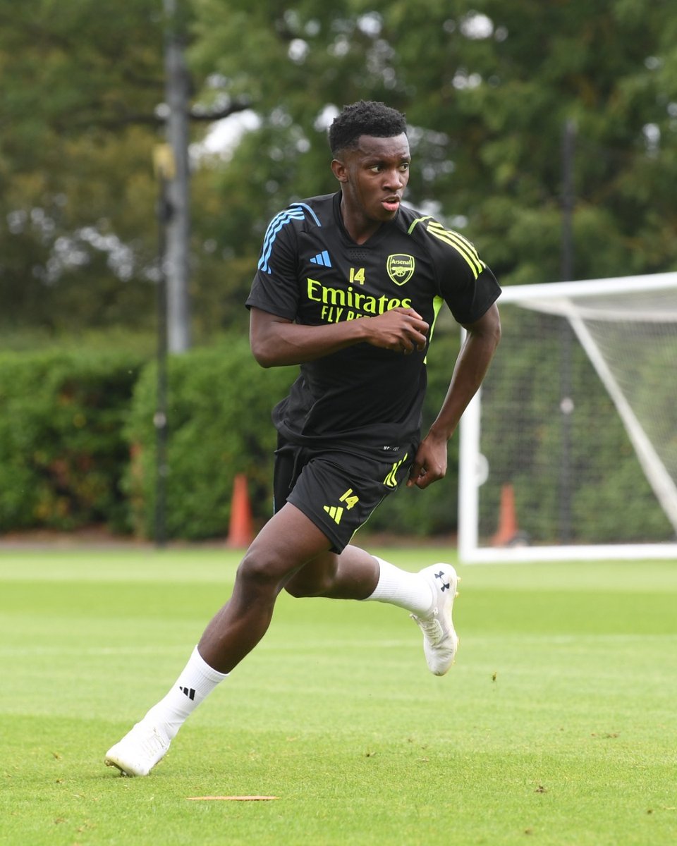 Arsenal's tweet photo. Back on the grass 😌 https://t.co/HvCxaYkuZs