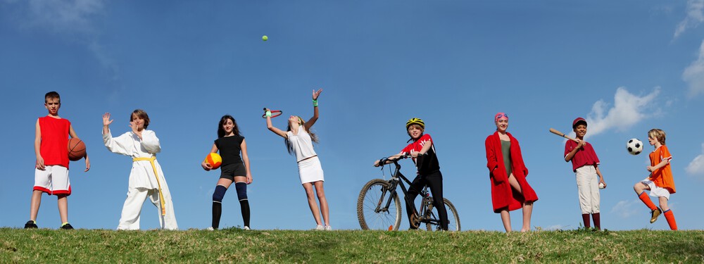 Regelmäßige sportliche Aktivitäten schaffen einen guten Ausgleich für Körper und Geist und bedienen den Bewegungsdrang eurer Kinder. Die @AOK_Nordost belohnt die Aktivität neben dem Schulsport mit Bonuspunkten im AOK-Kinderbonus. 💪 #füreinandernah 
Bildquelle: Shutterstock