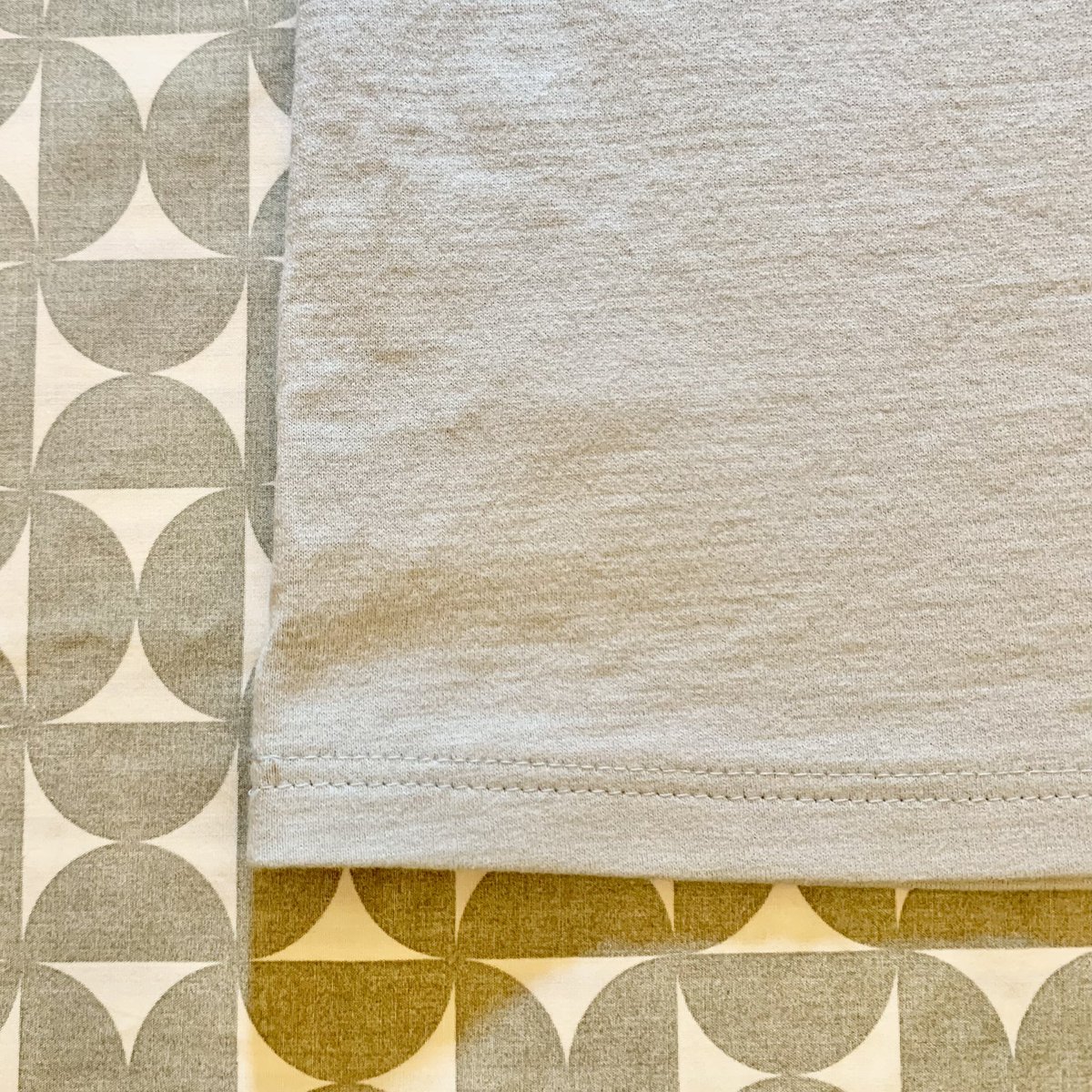 shotonA_fabrics's tweet photo. パンツに次いで多いご依頼は
Tシャツ（カットソー ）の丈詰めです

専用の針と糸を使います
素材や構造により変動しますが料金は
1着¥1,500ほどです

Tシャツに¥1,500…と個人的には思いますが、大手お直し���さんより低い料金設定にさせていただいています🙇‍♀️

#八丈島 #お直し https://t.co/JS4EXj9UU6