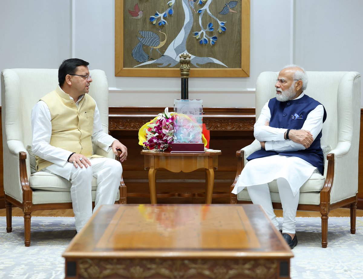 pushkardhami's tweet photo. आज नई दिल्ली में राजनैतिक जगत के "बॉस", विश्व के सर्वाधिक लोकप्रिय नेता, सनातन संस्कृति के ध्वजवाहक और हम सभी के मार्गदर्शक देश के यशस्वी प्रधानमंत्री आदरणीय श्री @narendramodi जी से भेंट की। इस अवसर पर उन्हें बाबा नीब करौरी महाराज की प्रतिकृति एवं उत्तराखण्ड में उत्पादित चावल भेंट किया।

माननीय प्रधानमंत्री जी से किच्छा-खटीमा रेलवे स्टेशन प्रोजेक्ट (अनुमानित लागत ₹1546 करोड़) एवं ₹ 7000 करोड़ की लागत से हरिद्वार-ऋषिकेश पुनर्विकास महापरियोजना हेतु स्वीकृति प्रदान करने का अनुरोध किया।

गिफ्ट सिटी की तर्ज पर ऊधम सिंह नगर में 3 हजार एकड़ भूमि पर नया शहर बसाने तथा सेंट्रल विस्टा की तर्ज पर PPP मोड में एडमिन सिटी की स्थापना हेतु स्वीकृति प्रदान करने का भी अनुरोध किया।

साथ ही इंडस्ट्रियल पार्क हेतु ₹410 करोड़ अवमुक्त किए जाने एवं राज्य की अर्थव्यवस्था के लिए महत्वपूर्ण इन्फ्रा प्रोजेक्ट देहरादून - टिहरी टनल परियोजना तथा पंतनगर एयरपोर्ट के विस्तारीकरण की परियोजनाओं में तेजी लाने हेतु प्रधानमंत्री जी से आवश्यक दिशा-निर्देश देने हेतु अनुरोध किया।

इसके साथ ही प्रधानमंत्री जी को प्रदेश में चल रही कांवड़ यात्रा-2023, श्री बदरीनाथ धाम - श्री केदारनाथ धाम में गतिमान विभिन्न पुनर्निर्माण परियोजनाओं, सुशासन की दिशा में किए जा रहे प्रयासों एवं राज्य की अर्थव्यवस्था को सुदृढ़ करने के दृष्टिगत राज्य सरकार द्वारा किए जा रहे कार्यों के विषय में अवगत कराया।

राज्य के विकास से संबंधित समस्त अनुरोधों पर सकारात्मक आश्वासन हेतु यशस्वी प्रधानमंत्री जी का हृदयतल से कोटिशः आभार !