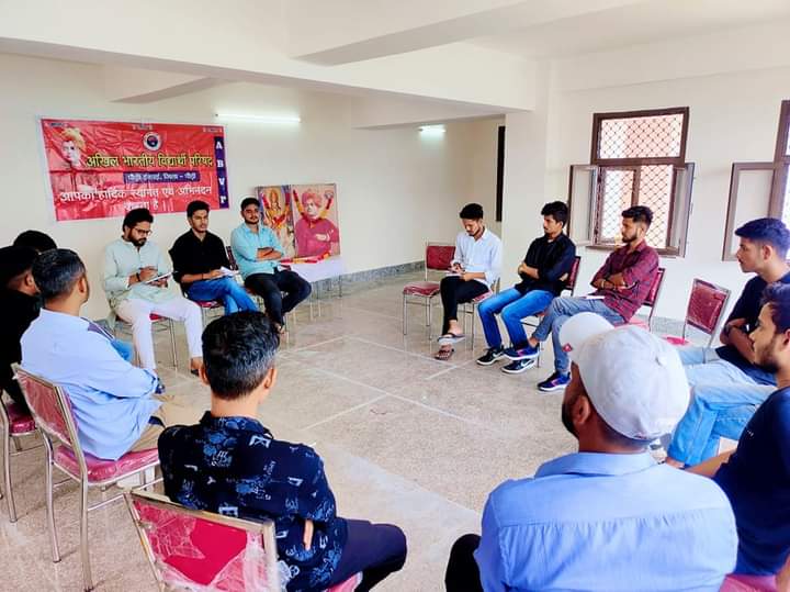 ShashwatABVP's tweet photo. अभाविप के स्थापना दिवस (9 जुलाई) के उपलक्ष्य में होने जा रहे कार्यक्रमों की योजना के निमित्त ABVP पौड़ी इकाई की बैठक सम्पन्न हुई। 
#AbvpPauri 
#AbvpUttaranchal
@AshishSainram @iManojNikhra @VikramFarshwan https://t.co/xRP38iANf6