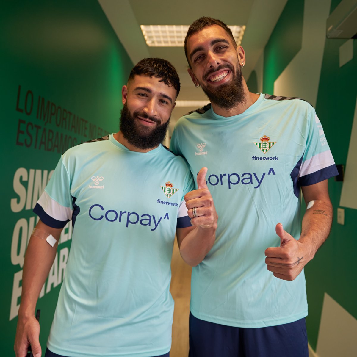 RealBetis's tweet photo. 🧞‍♂️🌟🐼

Esta foto me da la vida. https://t.co/vr9eUY6K12