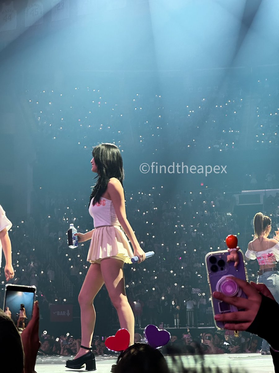 findtheapex's tweet photo. Momo #twice #READYTOBE #READYTOBE_IN_HOUSTON #READYTOBE_IN_HOUSTON_D1 #twice5thworldtour #momo https://t.co/vgCYqkQRMQ