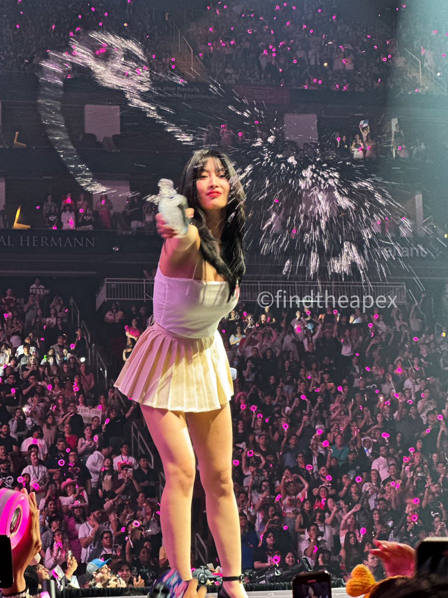 findtheapex's tweet photo. Momo #twice #READYTOBE #READYTOBE_IN_HOUSTON #READYTOBE_IN_HOUSTON_D1 #twice5thworldtour #momo https://t.co/vgCYqkQRMQ