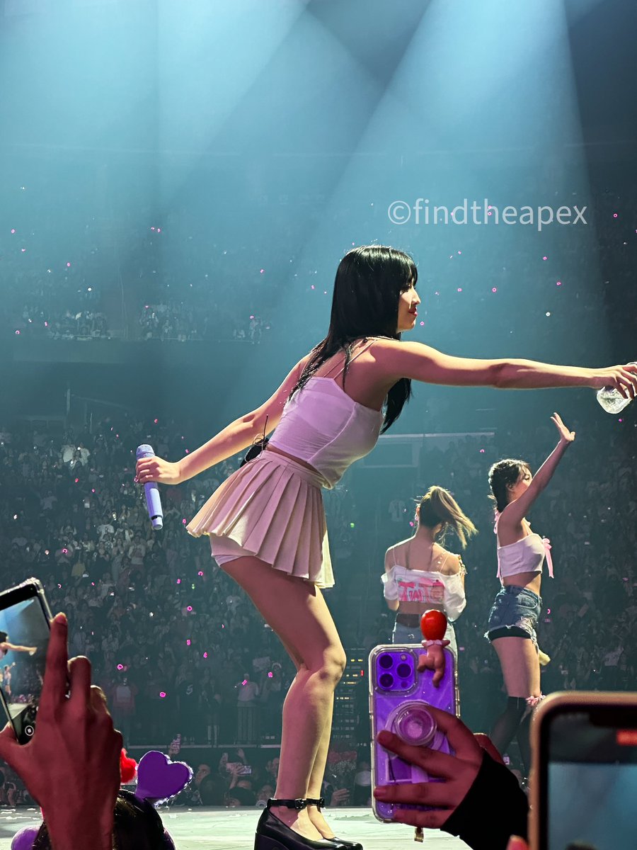 findtheapex's tweet photo. Momo #twice #READYTOBE #READYTOBE_IN_HOUSTON #READYTOBE_IN_HOUSTON_D1 #twice5thworldtour #momo https://t.co/vgCYqkQRMQ