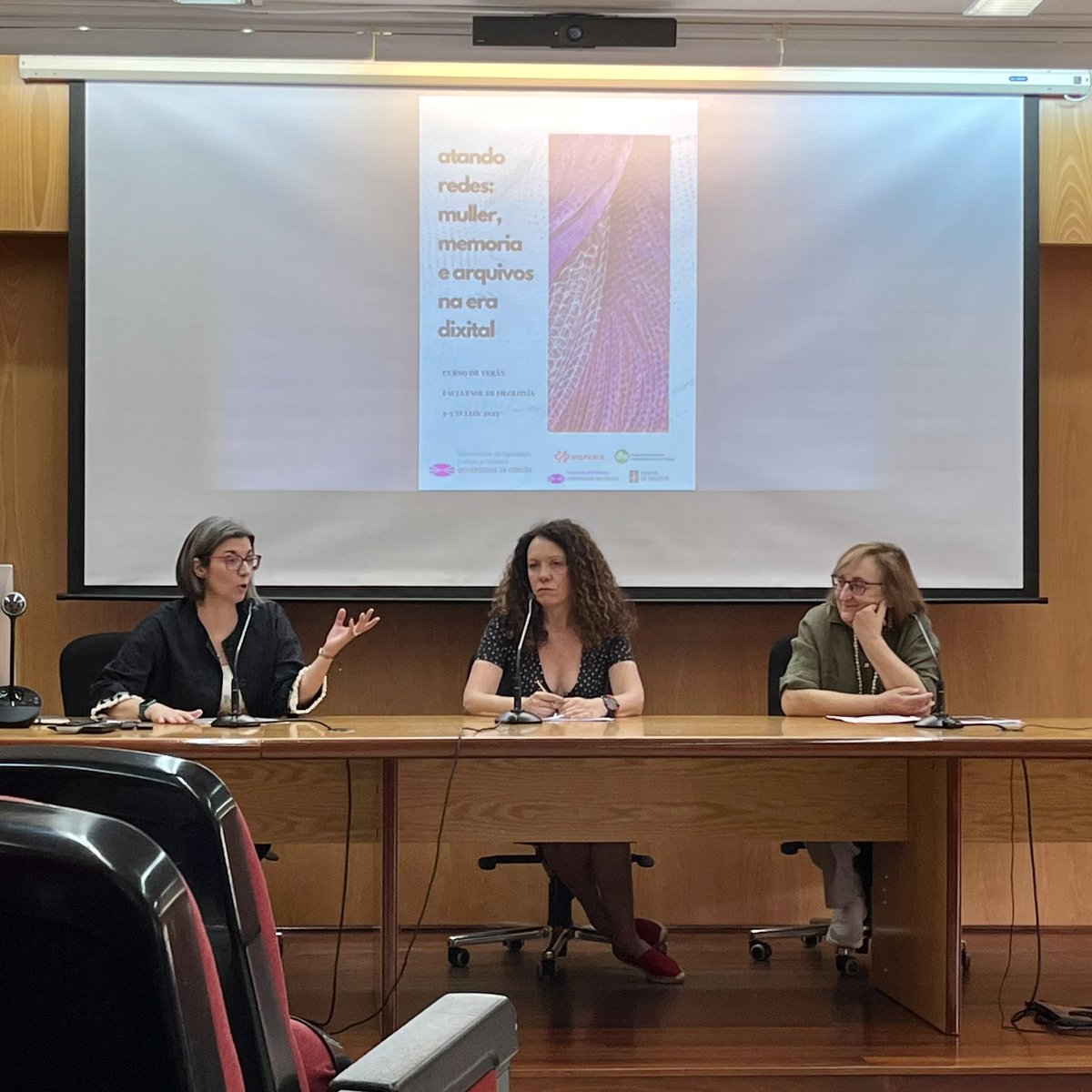 Inauguramos onte o curso de verán “Atando redes: muller, memoria e arquivos na era dixital” na Facultade de Filoloxía da <a href="/UDC_gal/">Universidade da Coruña</a>.

As intervencións das participantes (Olimpia López, Dolores Pereira e Viviana Fernández) abriron interesantes debates entre as persoas asistentes 💜