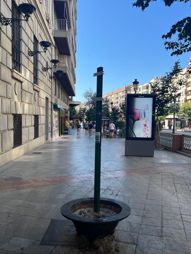 granadapsoe's tweet photo. Vemos que la señal contra la violencia de género situada en Correos ha desaparecido. Exigimos al Gobierno de #Granada que la reponga de inmediato. No podemos permitir que el compromiso municipal contra esta lacra se cuestione. https://t.co/cOi1bKXjFC