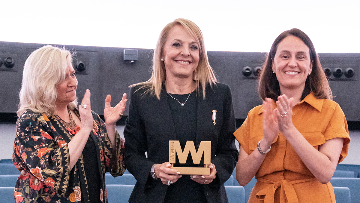 La directora de la #ETSIAE recibe el Premio #AMMDE Aeroespacial 2023 por su trayectoria. Cristina Cuerno fue la primera mujer en doctorarse en Ingeniería Aeronáutica y su carrera profesional está ligada a <a href="/La_UPM/">Universidad Politécnica de Madrid</a>.
📰 etsiae.upm.es/index.php?id=1…
<a href="/AMMDE_/">AMMDE</a> #somosUPM #mujeringeniería