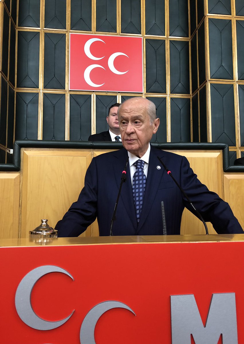 Herkes susuyorken göç konusu üzerinde konuşuyorduk.

Herkes duruyorken göç konusuyla meşgul oluyorduk.

Sabah geleni akşam göndereceğim diyenler ipe un seren, suya yazı yazan aymazlar ve şaşkınlardır.

Göç konusu ile ilgili proje hazırlamak her babayiğidin harcı da değildir.