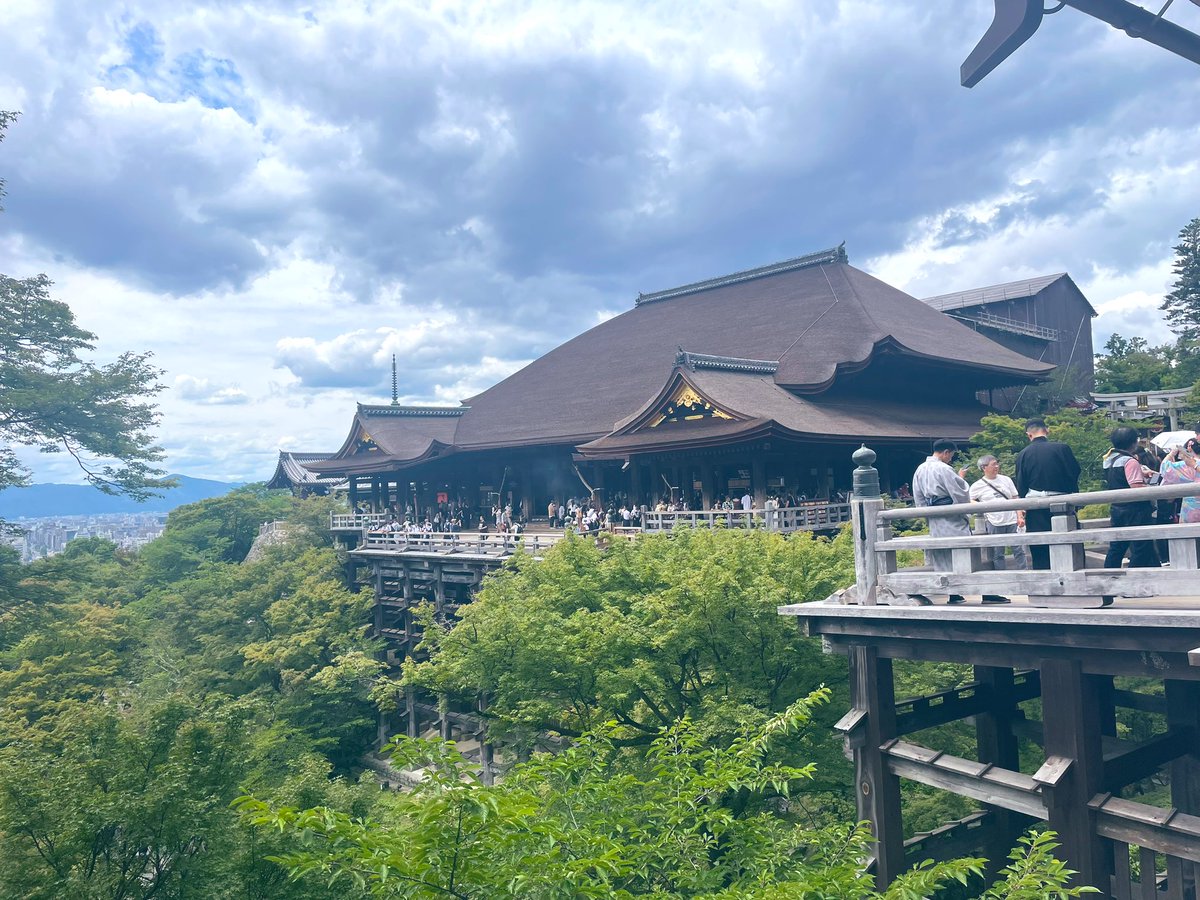 XgmhU5's tweet photo. 京都���行！浴衣で歩いてたらコケてスマホの保護フィルム割れたぜ〜…笑 https://t.co/AbIYZrv5be