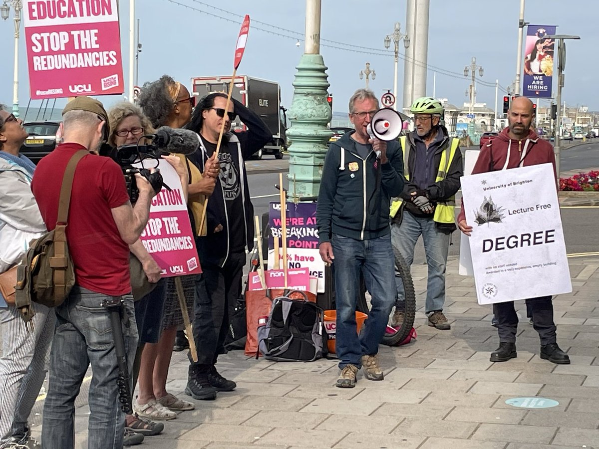 We are making some noise! We are here! We will fight for our staff 💪❤️💪 we won't give up @ProfRJaspal 
@BrightonUCU @pgrs_brighton @SaveUoBHums @brightonexiles @UOBSolidarity 
@ucu @uniofbrighton @Uni_English