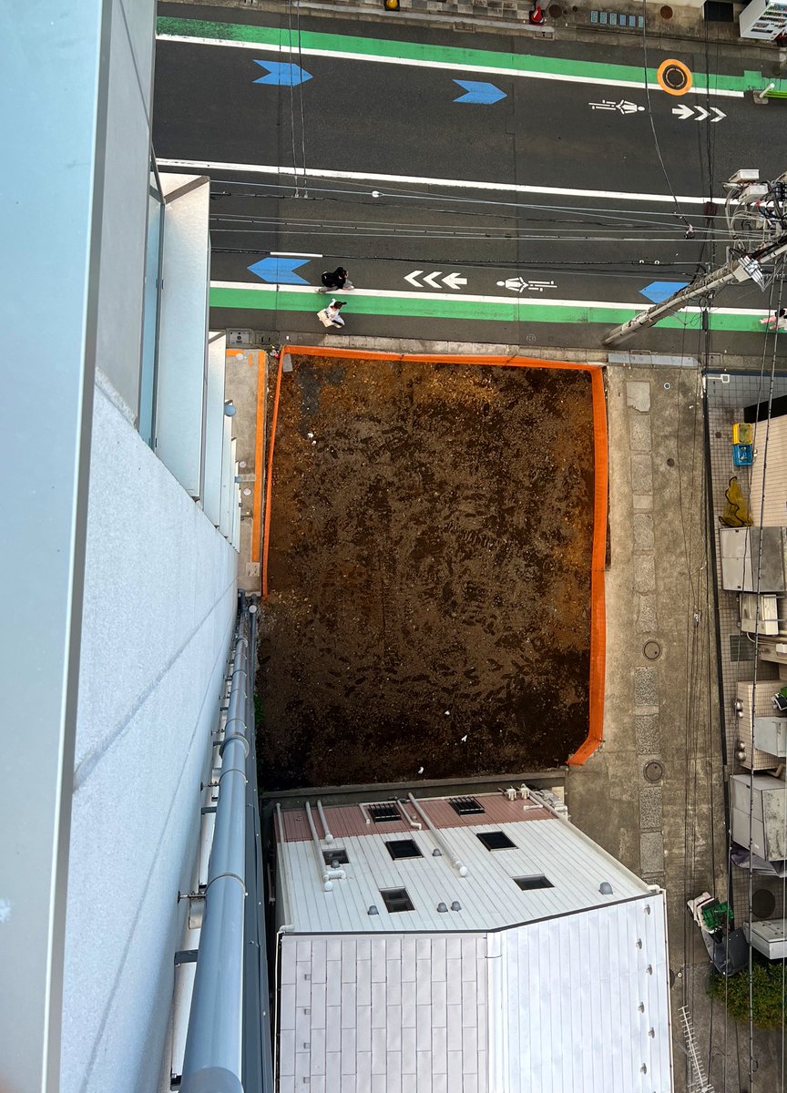 tatetaro's tweet image. 自社鉄骨造ビル10階より撮影。
隣地と、その次の隣地を3年かけて取得して更地にできました。
港区、商業地域、容積率500%、土地面積70平米、北側道路幅員9.5m、東側道路幅員4m。
皆さんなら何を建てますか？
僕は、もう1本10階建てを建てようと思います。今度こそRCで建てます。