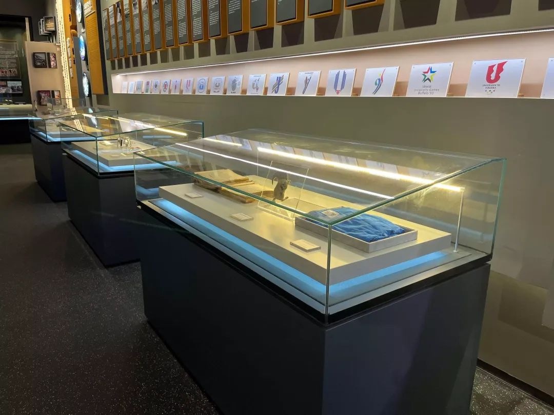 Chengdu2021's tweet photo. #sportsandfun Tips: The #Chengdu2021 #FISUGames Museum will officially open its doors on 25 July. Located on the first floor of Dong'an Lake Sports Park's main stadium, the museum is a treasure trove for sports-themed #caligraphy, #paintings and remarkable collections donated by @FISU! Mark your calendars! 🗓️